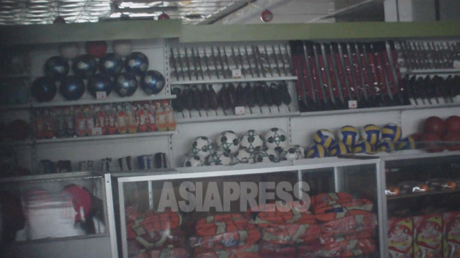 平壌第一百貨店の売り場に並ぶサッカー、バスケット、スケートなどの用具は陳列用で、販売されていなかった。2011年8月ク・グアンホ撮影（アジアプレス）
