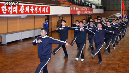 毎年、故金日成主席の生誕日（4月15日）前後に開かれる「万景台賞体育競技大会」が、北朝鮮最大の国内スポーツ大会だ。写真は2013年の開会式の一場面。（朝鮮中央通信HPより引用）