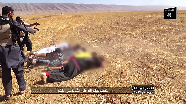 2014年8月、ISはシンジャル一帯を制圧すると、殺戮が相次いだ。ある村では500人が殺された。写真は戦闘員がヤズディ住民を射殺する様子。「不信仰者・ヤズディ教徒に対するアッラーの審判」としてISが公開したもの。（IS映像）