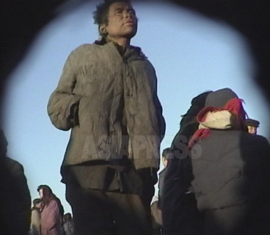 闇市場を徘徊する大人のコチェビ。2000年3月清津（チョンジン）市にて撮影キム・ホン（アジアプレス）