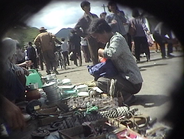 路上で「工業製品」を売っている。厳密には違法だ。1999年9月咸鏡北道茂山(ムサン)郡にて撮影キム・ホン(アジアプレス)