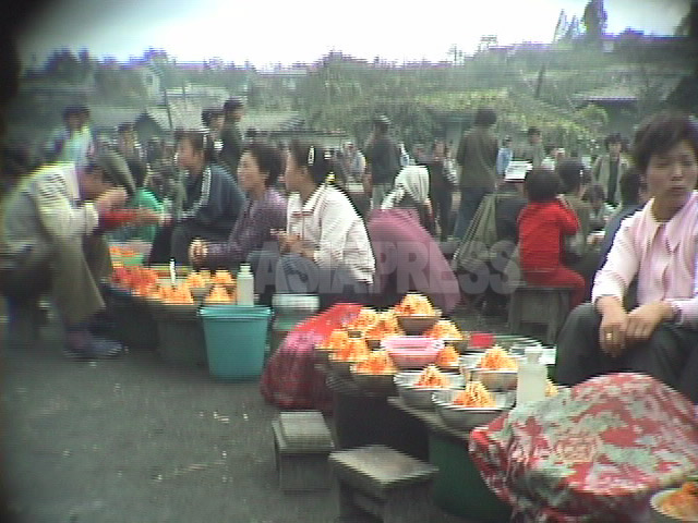 闇市場でもっとも一般的な食べ物がトウモロコシソバだった。1998年10月江原道元山(ウォンサン)市にて撮影アン・チョル(アジアプレス)