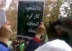 テヘラン大学構内で行われた「学生の日」の集会。「労働者と学生は団結を」とプラカードが掲げられたが、学生と市民は当局によって見事に分断された。2009/12/7（動画投稿サイトの映像から）】