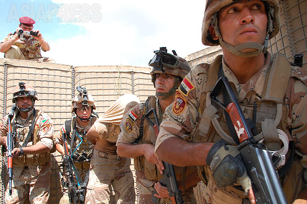 イラク陸軍・第2師団を取材。部隊の管轄区域はモスル東部地区。写真は武装組織拠点の制圧訓練。写真中央が拘束される役の兵士。結束バンドで手を縛り、シャツを捲り上げて目隠しをされている。（2010年・モスル：撮影・玉本英子）