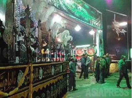 写真キャプション： イランの宗教儀式アーシュラーで、市街の各地区の設けられるテント小屋（撮影・筆者／2009/12/25）