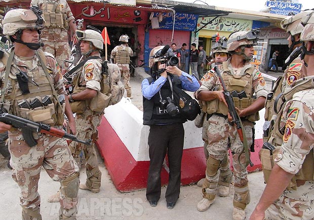 2010年、イラク軍に同行してモスル市内を取材する筆者。防弾チョッキとヘルメットを着用する。武装組織が潜む地区に入ると兵士たちが周囲に展開し、安全確保に努めてくれた。（2010年・モスル）