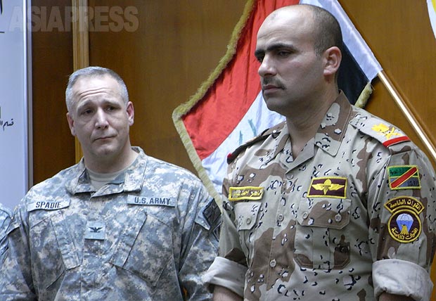 当時は米軍が駐留し、イラク軍をサポートしていた。左は米軍大佐。右のイラク軍少将は階級からすると若いが、アブグレイブの武装勢力掃討作戦を成功させ、部隊司令に抜擢。筆者は事前準備を重ね、現地取材が認められた。（2010年・モスル：撮影・玉本英子）