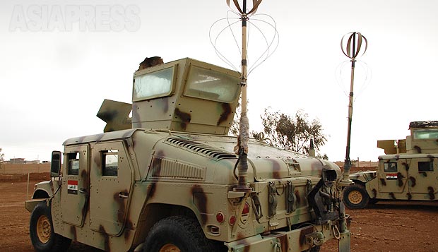 イラク軍のハンヴィー。ルーフ部分の機銃部分は鉄板で囲み、防弾ガラスがはめ込んである。ドアも分厚い防弾装甲だ。2014年にＩＳがモスルを制圧した際、ハンヴィー2300台がＩＳに強奪された。（2010年・モスル：撮影・玉本英子）
