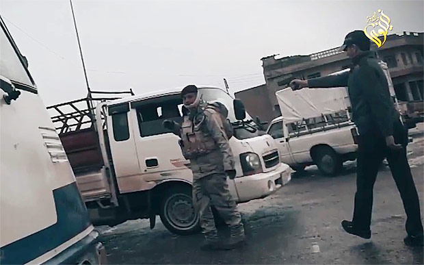 モスルでイラク兵が銃撃される様子。背後から近づいて、銃を取り出し、頭部を撃ち抜いた。写真はＩＳが公開した映像から。（ＩＳ映像）