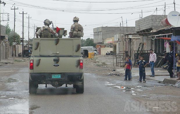 モスル市内をパトロールするイラク軍部隊。路肩に仕掛けた爆弾や狙撃で狙われるので、緊張する任務だ。（2010年・モスル：撮影・玉本英子）