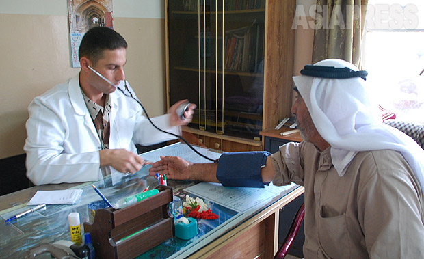 モスルのイラク軍医師が地元住民のために移動診療所を設置。トルコ系住民の多い地区での診察。（2010年・モスル：撮影・玉本英子）