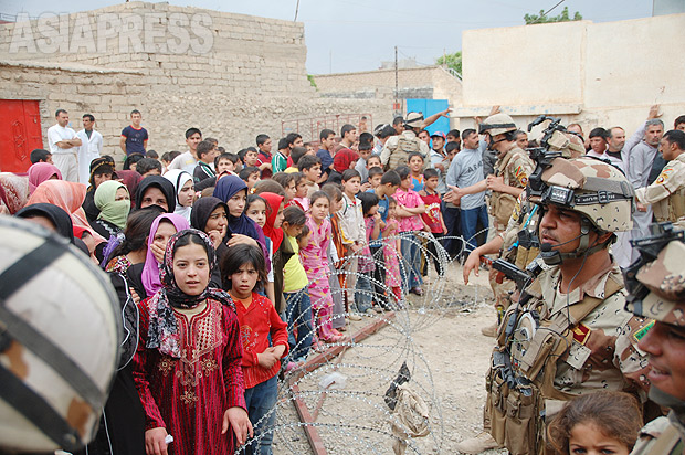 イラク軍が設置した診療施設での薬の配布に並ぶ住民。（2010年・モスル：撮影・玉本英子）