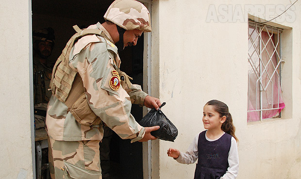 力ずくの武装組織掃討作戦が住民を巻き込み、反発を招いたことから、イラク軍は生活困窮家庭を中心に食料・物資を配布して理解や協力をとりつけようとした。武装組織の活動基盤を作らせないことも任務のひとつだった。（2010年・モスル：撮影・玉本英子）