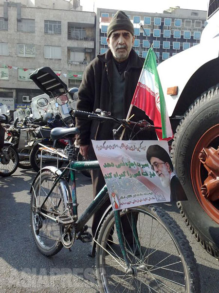 イランの革命記念日で、最高指導者のポスターを自転車に取り付けていた男性（撮影筆者/2010年）