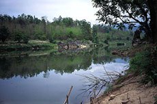 写真：　サルウィン河の支流であるモエ川も ビルマ・タイの国境線となる。一見静かな風 景の中に５０年以上の戦闘の記憶を刻む。