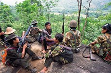 写真：　ビルマ軍の動向に注意しながら最 前線を行くカレン軍兵士たち。歩きやすい 道はほぼ全てビルマ軍に押さえられてい るので、厳しい行軍となる。