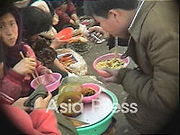 【清津市のジャンマダンで食事をする人々】(撮影：李ジュン)ASIAPRESS