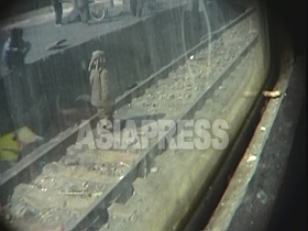 【停車した列車にコチェビが集まってくる】(2005年4月/撮影：李ジュン)ASIAPRESS