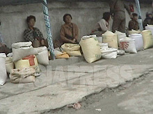 【市場に並ぶ横流しされた支援食糧（清津市）】(2004年7月/撮影：李ジュン) ASIAPRESS