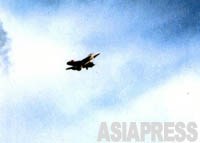 【市街地上空を飛ぶ米軍FA-18戦闘攻撃機】