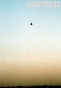 【夜間連続離着陸訓練（NLP）のために厚木基地を飛び立つ米軍FA-18戦闘攻撃機】