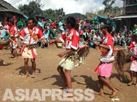 【ロルパのコルチャバン村で開かれた「コミュニスト祭り」で、サランゲ・ナーツを踊るマガルの村人たち】