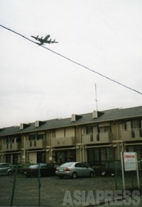 【市街地上空を飛ぶ自衛隊のP-3C対潜哨戒機】