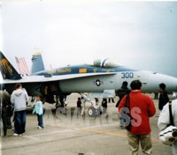 【厚木基地の日米親善桜祭りで展示された米軍FA18戦闘攻撃機と来場者】