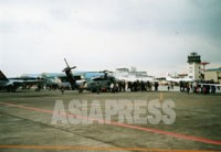 【厚木基地の日米親善桜祭りで展示された米軍の戦闘攻撃機やヘリコプターと来場者 】