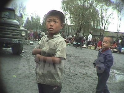 無配給地帯の拡大は、労働者の家庭に多くの一家離散を招いた。養育を放棄された子供たちが、コチェビとなって街を彷徨う光景が瞬く間に広がった。朝鮮ではありえなかったことである。（1998年10月、元山市にてアン・チョル撮影）