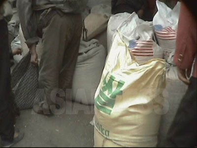 市場で堂々と売られている韓国と米国からの人道支援食糧。 （2004年７月清津市　リ・ジュン撮影）