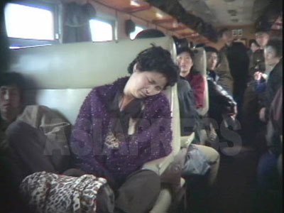 北朝鮮の列車の中である。90年代の大混乱期、窓ガラスは盗まれ、座席は暖房の薪代わりに燃やされる惨状を呈していたことを考えると随分まともになった。 （2005年５月　リ・ジュン撮影）
