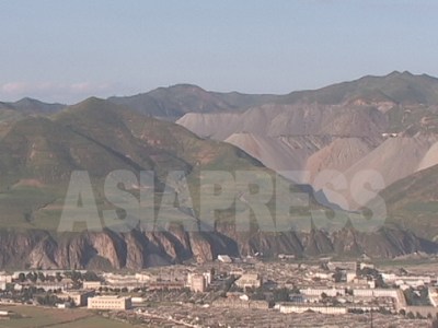 咸鏡北道茂山郡の中心部。背後の山は鉄鉱山 2005年８月中国側から石丸次郎撮影