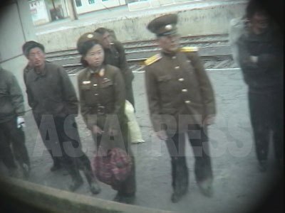 保安員（警察官）は階級章が肩にある（軍は襟）。右の男性が保安員で左は女性軍人。（2005年6月平安南道順川にて　リ・ジュン撮影）