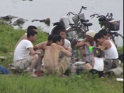 2006年8月15日、光復節の清津市輪城川の河原には、数万の人が出てバーべキューをしたり、歌を歌ったりして休日を楽しんでいた。東海にミサイル発射して、準戦時態勢が発布された直後の光景だ。（撮影リ・ジュン）