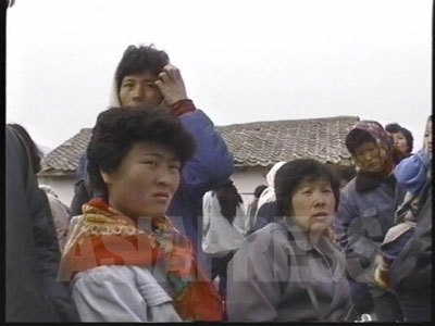 羅津市のジャンマダン（当時は闇市場）で中国産のコメを売る女性たち（1998年３月　石丸次郎撮影）
