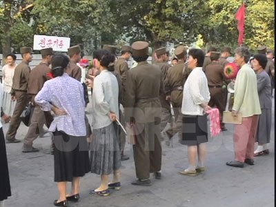 核実験強行に先立ち、北朝鮮当局は準戦時態勢を宣布して志願兵を募集した。写真はその壮行のパレード。（2006年８月清津市　リ・ジュン撮影）