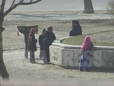 いったい何十万人の寄る辺なきコチェビが生み出されたのだろう。写真は98年4月、咸鏡北道羅津市で撮影したものだが、この子供たちが今でも生きているか気がかりでならない。（石丸次郎撮影）