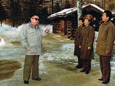 北朝鮮一般について言うと、父親の金日成に比べると、金正日ははるかに不人気。しかし、金正日批判はタブーなので、「父親の代はよかった」と間接批判をする。（わが民族同士ＨＰより）