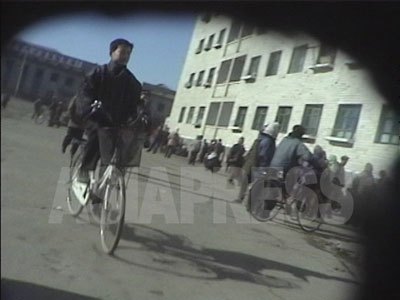 日本の中古自転車は都市住民にとって、商売に欠かせない必需品となったが、それに対する認識は今でも「高級家財」である。（2000年1月　清津市　キム・ホン撮影）