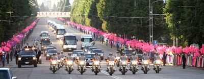 韓国の盧武鉉大統領（当時）一行を乗せた車列が平壌中心部を走る。盧大統領の平壌訪問が、うんざりするような市場統制のきっかけになった。（2007年10月　韓国青瓦台ＨＰより）