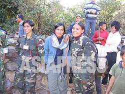 【右から、クランティ（連隊コミッサー）、ビマラ・ＫＣ（女性組織リーダー）、そして、アスタ（大隊コミッサー）。　 2005年12月当時　ロルバ】