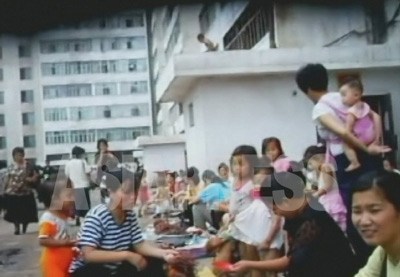 平壌市楽浪区域のアパート街にできた露天市場。今や平壌市民ですら、市場に参加して生きていることを物語っている。2007年8月　リ・ジュン撮影