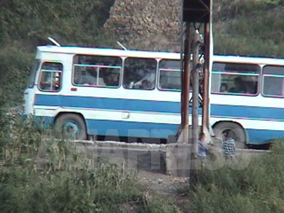 朝鮮ではバス会社の個人経営は許されないが、保安省（警察）などの機関が傘下に会社を作って、運輸市場で営業するようになった。写真は両江道恵山市から郊外に向かう中国製のバス。（2003年9月　中国側から石丸次郎撮影）