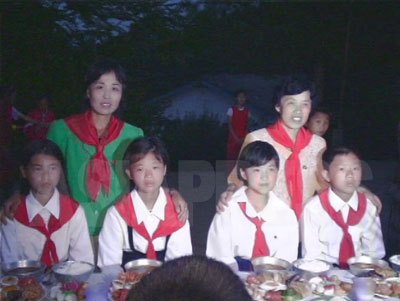 咸鏡北道の少年団幹部の夏合宿で、表彰された生徒と記念写真を撮る先生（2006年7月　リ・ジュン撮影）
