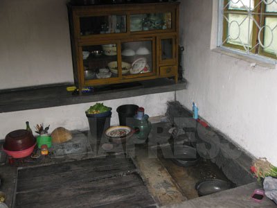 平屋住宅の典型的な台所。渡してある板の下が焚口になっていて、薪か石炭を燃やす。家内に水道はなさそうだ。（2008年6月平安南道のある炭鉱労働者地区　ペク・ヒャン撮影）