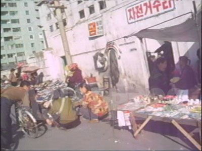 平安南道平城市のアパート街。平城は東の清津市と並んで中国から入ってくる物品の流通の拠点になっており、朝鮮の中では比較的生活水準が高い。（2007年10月　リ・ジュン撮影）