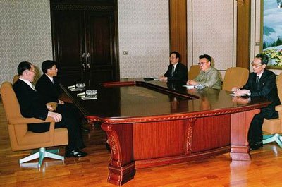 現代財閥の創始者鄭周永（左手前）は、初めて南北経済協力に名乗りを上げた経済人として朝鮮でも有名である。牛を連れて2度目の平壌訪問を果たし、1998年10月には金正日と会談した。（2007年7月朝鮮中央テレビより）