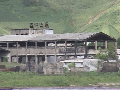 廃墟になった青水化学工場の非軍需工場の姿 武器を生産輸出する軍需職場とは違い、民需の職場は稼動が中断して配給も月給もないため、一時は略奪による盗難被害を多く被った。現在も復旧の見込みはないという。