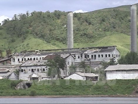 煙突から煙が消えた青水化学工場カーバイド職場 青水化学工場は、日本の植民地時代に建設された古い工場だ。朝鮮戦争期、リ・スンギ博士を責任者としたビナロン研究集団が実験を行った場所として有名だ。この工場の実験プラントから得られた技術データに基づいて、咸鏡南道咸興（ハムン）市サポ区域にある2.8ビナロン工場が設計・建設された。